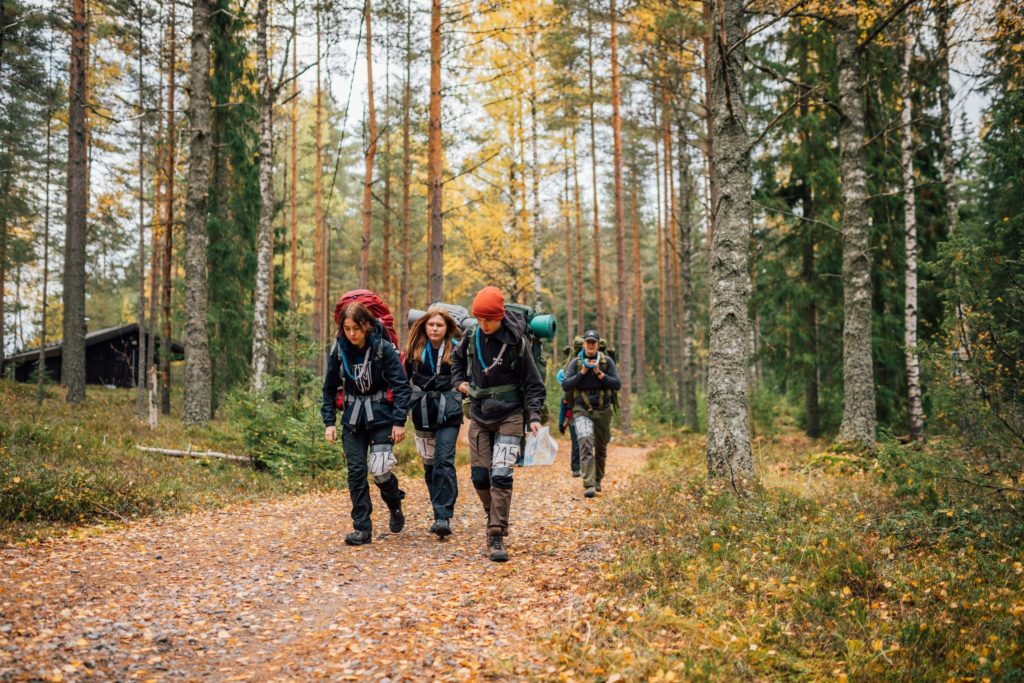 Partiolaisia kävelemässä metsässä. Kuvaaja: Alex Inkiläinen